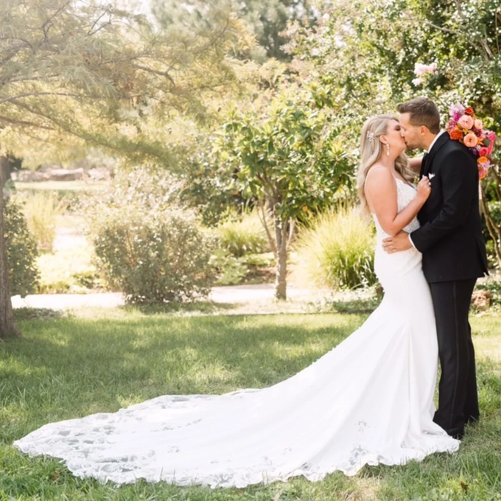 Stunning Pre-Owned Allure Bridals Wedding Gown - Ivory/Nude Lining, Size 10 - Picture 9 of 15